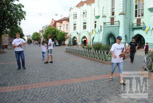 Активісти "Українського вибору" в центрі Мукачева роздають георгіївські стрічки, вітальні листівки та квіти (ФОТОФАКТ) – 02 Активісти "Українського вибору" в центрі Мукачева роздають георгіївські стрічки, вітальні листівки та квіти (ФОТОФАКТ) – 02
