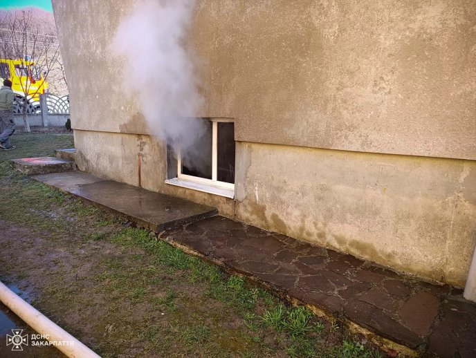 Розтопила піч та побачила дим у кімнатах: випадок на Хустщині ледь не став фатальним – 01