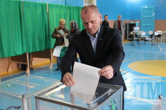 Кандидат від "Партії регіонів" Вячеслав Шутко проголосував на дільниці у ЗОШ №4 (ФОТО) – 10 Кандидат від "Партії регіонів" Вячеслав Шутко проголосував на дільниці у ЗОШ №4 (ФОТО) – 10