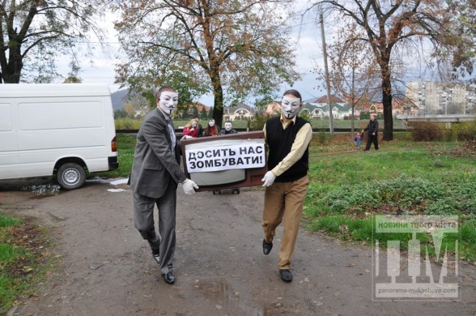 У Мукачеві відбувся соціальний флешмоб, в рамках якого розбили телевізор (ФОТО) – 05