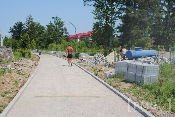 Парк Перемоги у Мукачеві: робота по облаштуванню триває – 11 Парк Перемоги у Мукачеві: робота по облаштуванню триває – 11