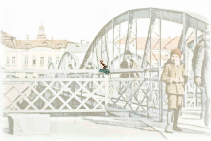 На перилах ужгородської набережної оселилась нова міні-скульптурка – 06 На перилах ужгородської набережної оселилась нова міні-скульптурка – 06
