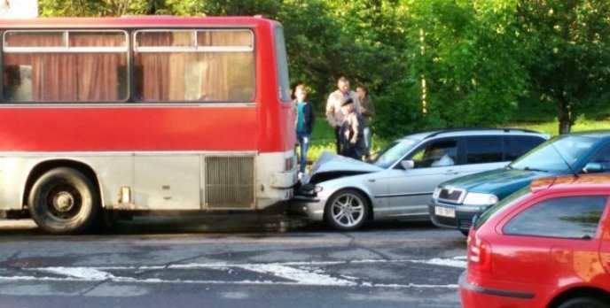 В Ужгороді іномарка в’їхала у автобус – 02