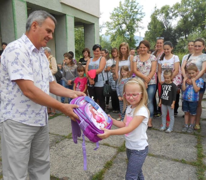 Більше півтори тисячі першачків Рахівщини отримали новенькі ранці з канцелярським приладдям – 03