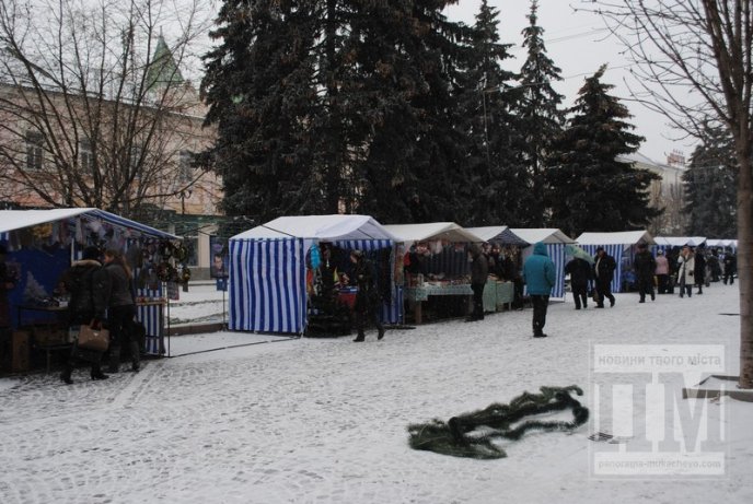 В центрі Мукачева прикрашають ялинку та на повну працює новорічний ярмарок (ФОТО) – 03