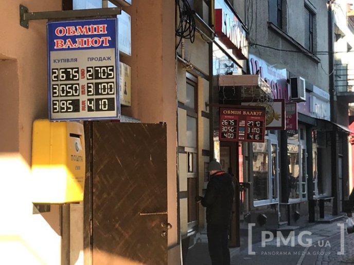 В обмінниках Мукачева різко впав курс долара – 02