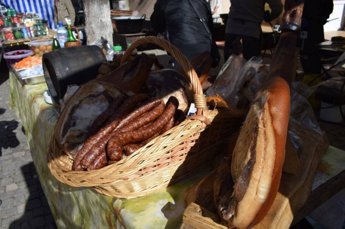 Багато м’яса, бограч, сири та мед: Берегово поринуло у винний фестиваль – 16