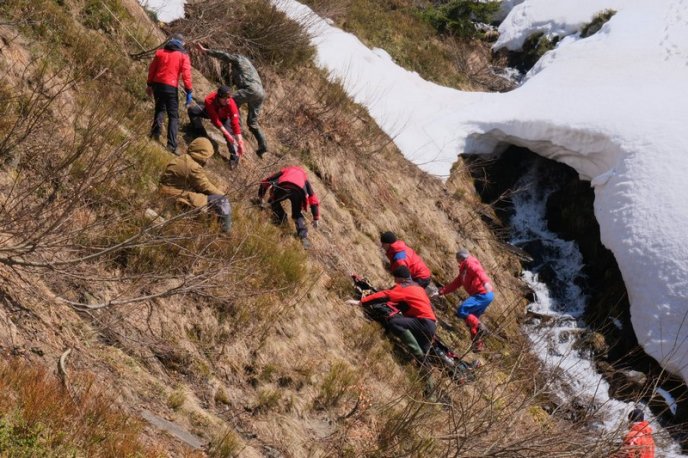 Рятувальники показали, як транспортували тіло трагічно загиблого у горах чоловіка – 01