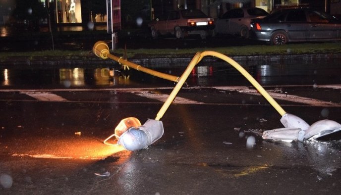 В Ужгороді на дорогу впав ліхтарний стовп – 01