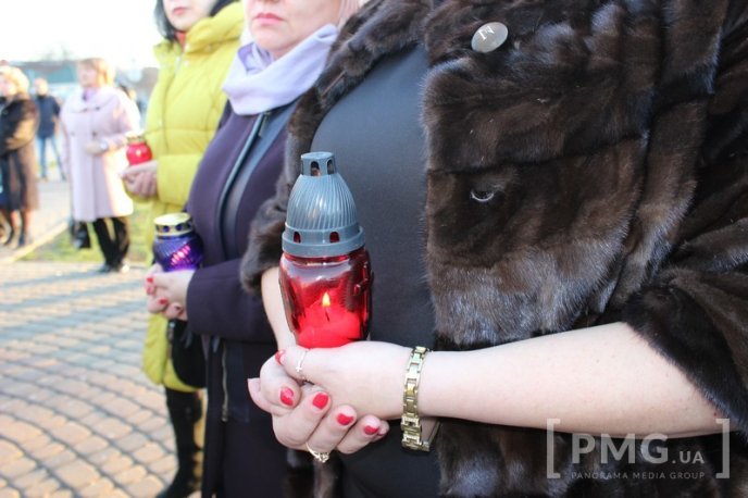 У третю річницю Євромайдану мукачівці вшанували пам’ять Героїв Небесної Сотні – 15