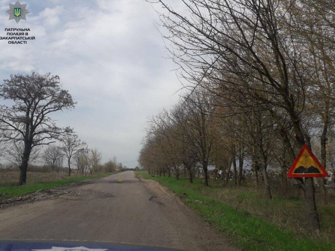 Поліцейські перевіряють стан доріг області – 01