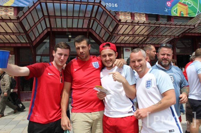 Словацькі та англійські фани розважаються у центрі французького Сент-Етьєна – 02