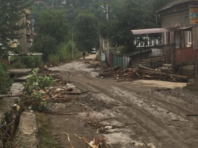 Посеред мосту утворилося величезне провалля – 09