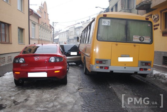 У центрі Мукачева маршрутка зіткнулась з іномаркою "Daewoo Matiz" – 04