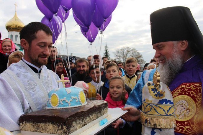 Архієпископу Феодору – 50: іменинника вітали перед богослужінням на Червоній горі – 04