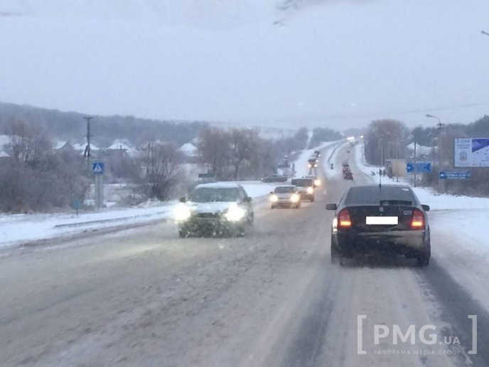 На відрізку траси "Київ-Чоп" від Ужгорода до Мукачева через снігові опади ускладнився рух автомобілів – 06 На відрізку траси "Київ-Чоп" від Ужгорода до Мукачева через снігові опади ускладнився рух автомобілів – 06