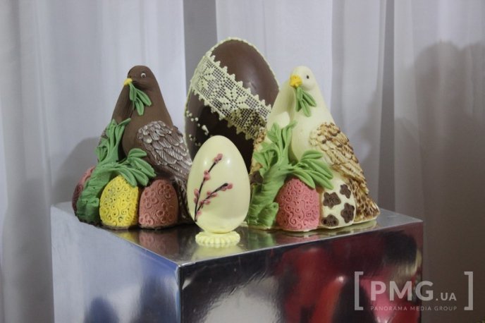 У Мукачеві відкрили виставку велетенських шоколадних писанок – 08