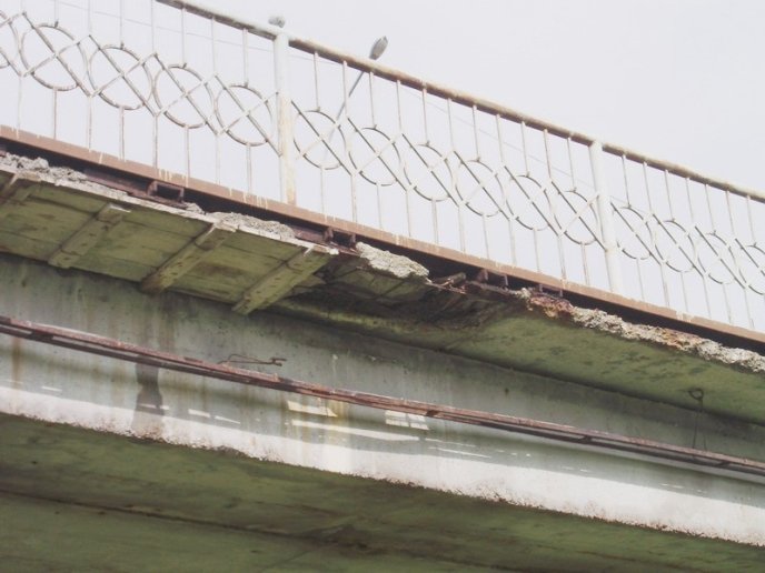 В Мукачеві міст, по якому щоденно ходять люди, перебуває в жалюгідному стані (ФОТО) – 02