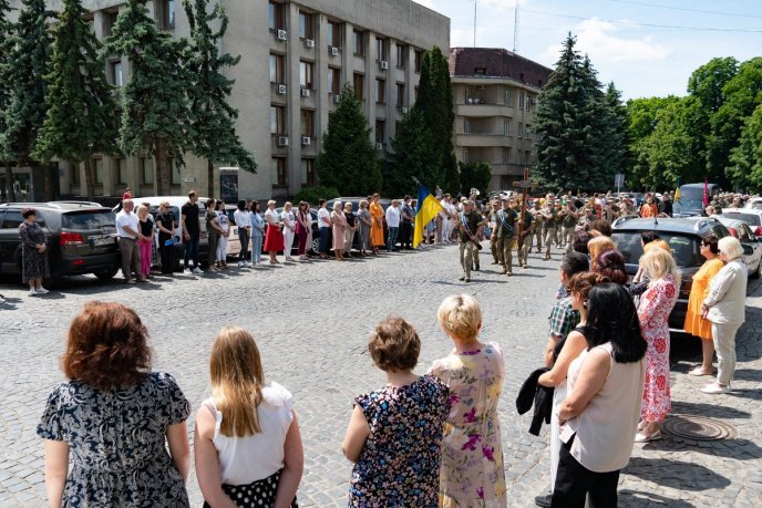 В Ужгороді з військовими почестями поховали загиблого на війні Олександра Грабаря – 04 В Ужгороді з військовими почестями поховали загиблого на війні Олександра Грабаря – 04