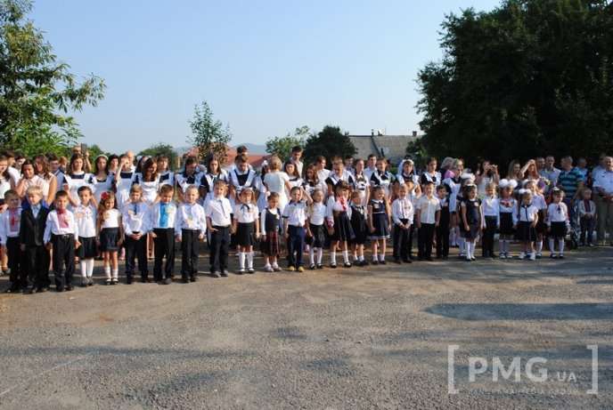 Мукачівська ЗОШ №4 патріотично відсвяткувала День знань – 16