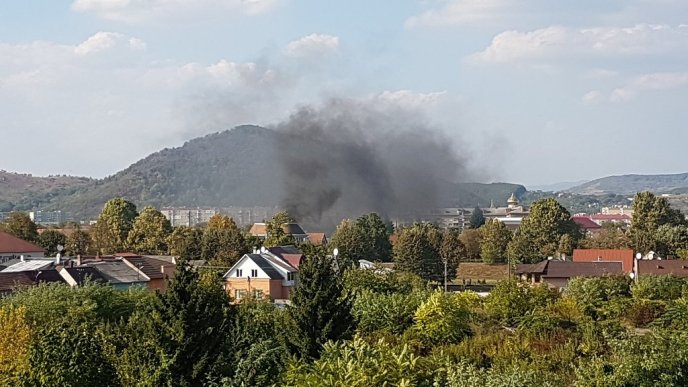 У мікрорайоні Росвигово в Мукачеві горить будинок – 01