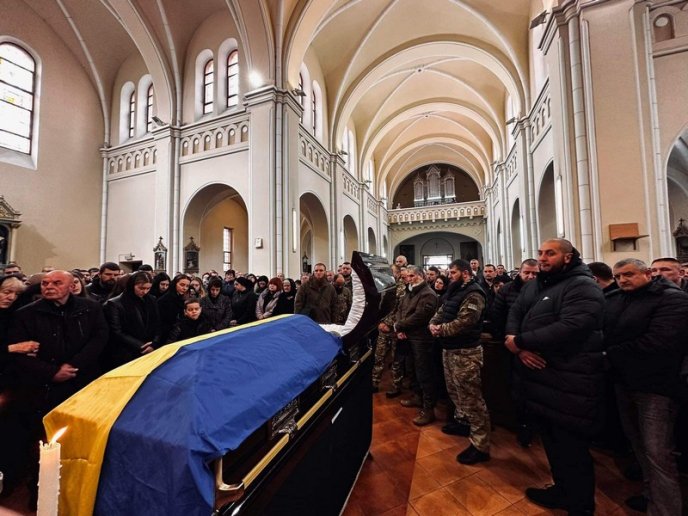 У Мукачеві провели в останню путь Артура Пашкуляка, який загинув на війні – 04