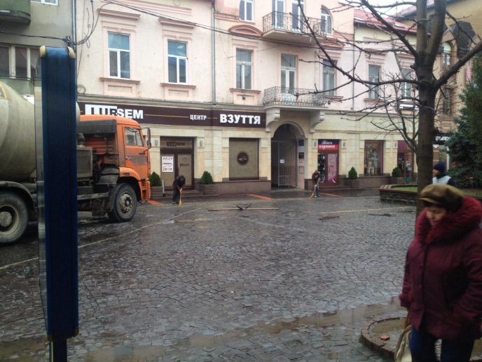 Безлад у центрі Мукачева: будівельники зливали бетонний розчин в каналізацію – 03