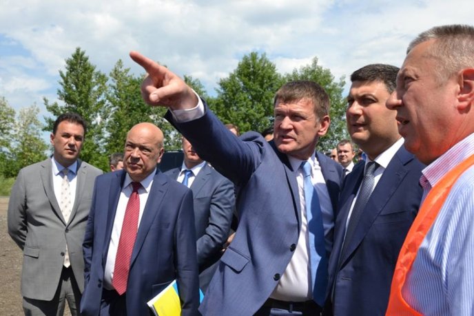 Володимир Гройсман особисто проінспектував розбудову однієї з ключових автодоріг Закарпаття – 01