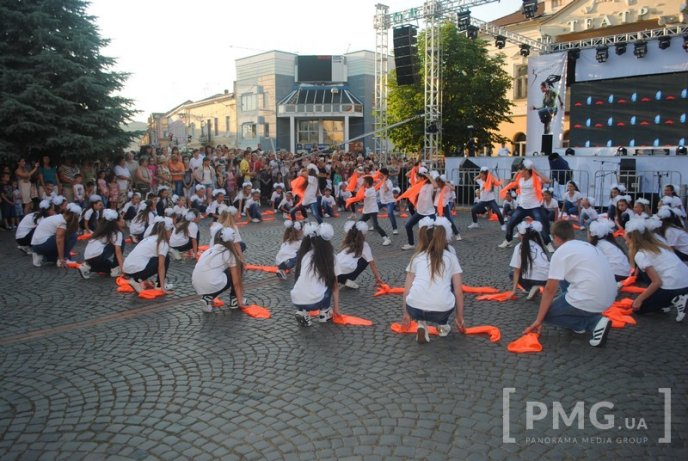 У Мукачеві шоу-балет "Сучасник" відзначив свій 30-річний ювілей святковим концертом – 11