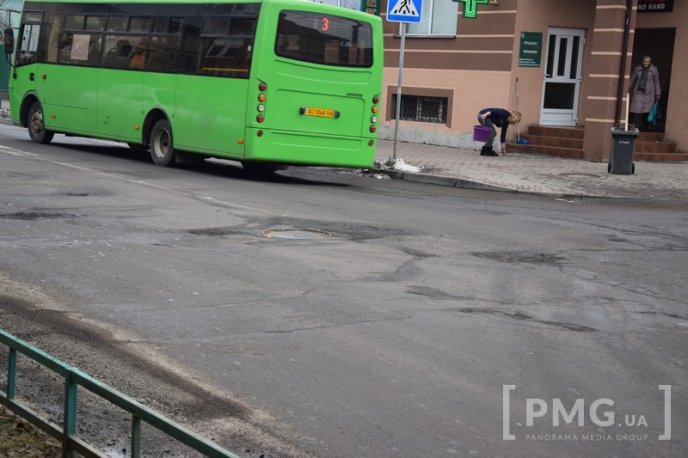 Яма на ямі: дороги Мукачева вкриті вибоїнами – 18