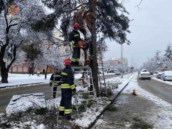Рятувальники показали наслідки негоди в Ужгороді – 02