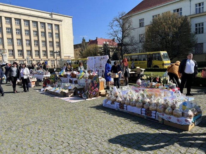 В Ужгороді відбулася благодійна акція "Паска для воїна" – 05 В Ужгороді відбулася благодійна акція "Паска для воїна" – 05