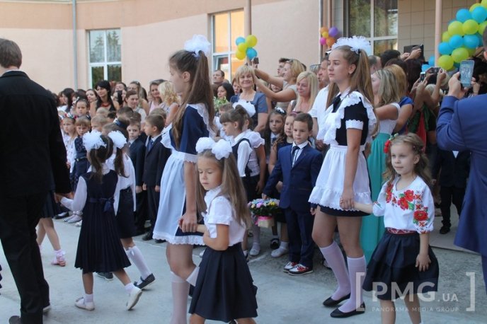 НВК "Гармонія" урочисто відзначила свято Першого вересня лінійкою у вишиванках – 16