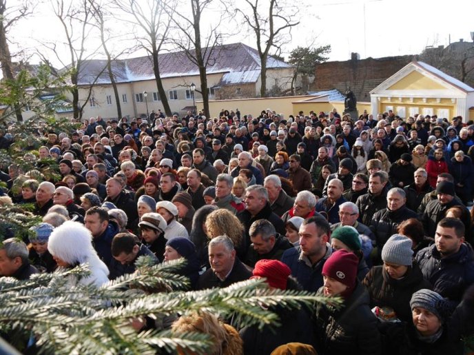 Тисячі вірян прийшли помолитись у храми Ужгорода та освяти воду – 04