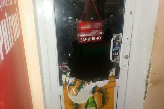 Вночі чоловік пограбував магазин: взяв гроші і солодощі – 04