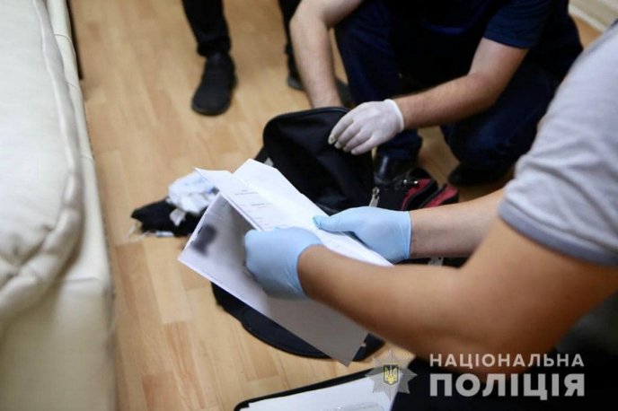 На Закарпатті іноземець розбещував неповнолітню дівчину – 05