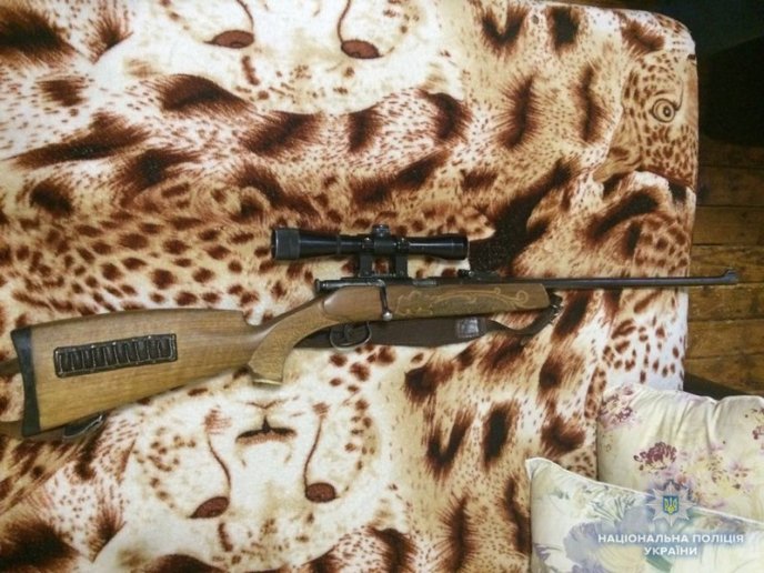 Пістолети, рушниця та ножі: поліція знайшла у двох чоловіків зброю – 04