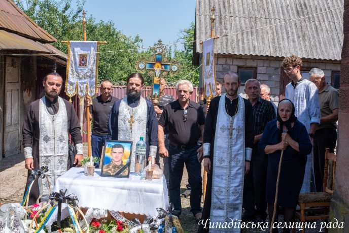 У Чинадіївській громаді поховали молодого воїна, який загинув на війні – 08