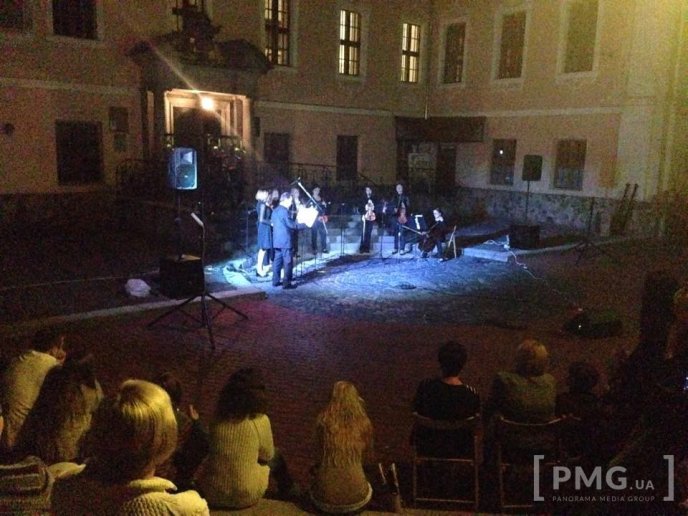 У Мукачеві слухали "Музику проти ночі" – 04 У Мукачеві слухали "Музику проти ночі" – 04