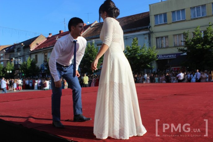 Мукачівські випускники станцювали прощальний вальс у центрі міста – 11