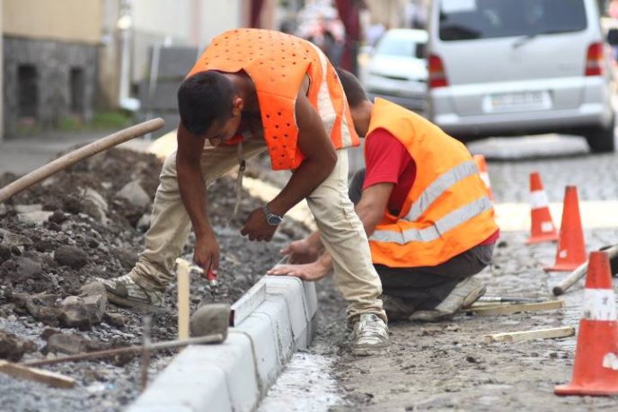 На вулиці Парканія у Мукачеві ремонтують тротуар – 04