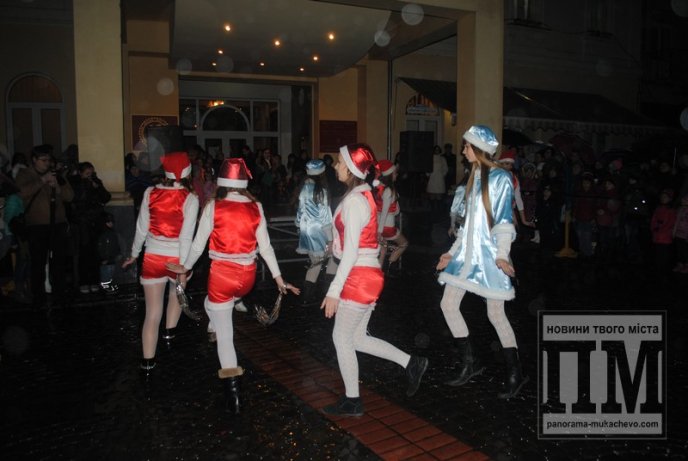 У Мукачеві святковими вогнями запалили головну новорічну красуню міста (ФОТОРЕПОРТАЖ) – 06 У Мукачеві святковими вогнями запалили головну новорічну красуню міста (ФОТОРЕПОРТАЖ) – 06
