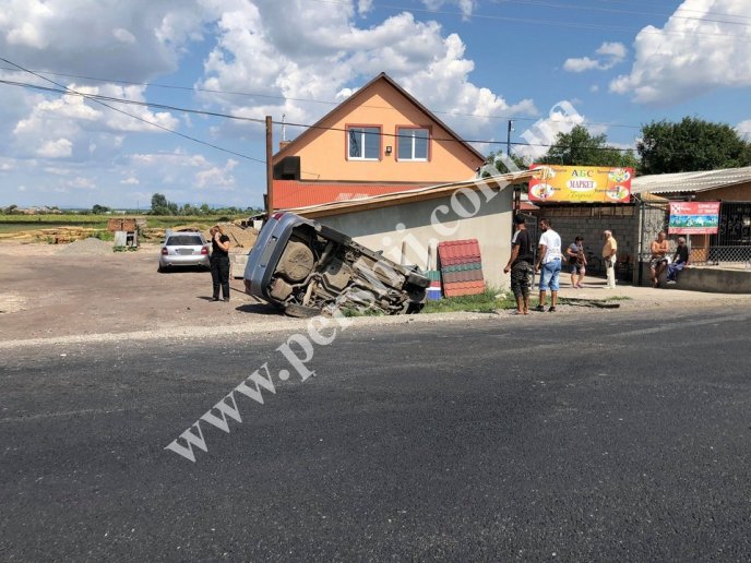 Моторошна ДТП: зіткнулися 2 машини. Одна з них перекинулася – 03