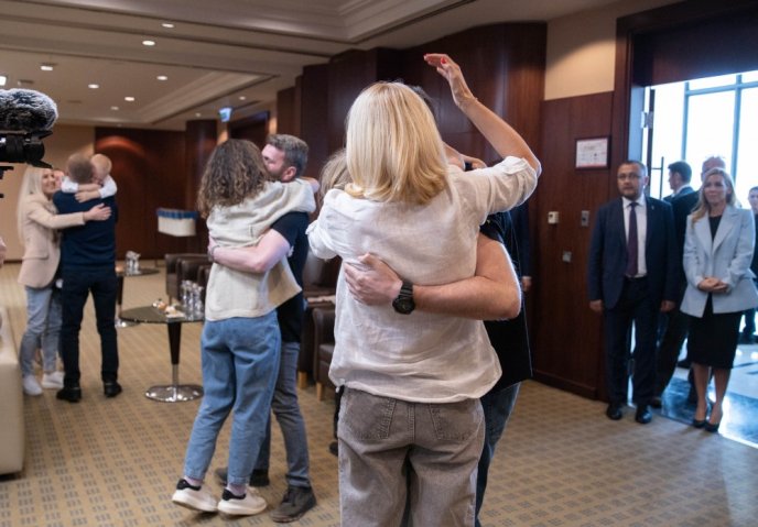 Захисники "Азовсталі" зустрілися з рідними у Туреччині – 06 Захисники "Азовсталі" зустрілися з рідними у Туреччині – 06