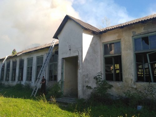 На Тячівщині горіла будівля колишньої фабрики – 02