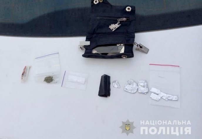 У пасажира таксі знайшли метамфетамін та марихуану – 03