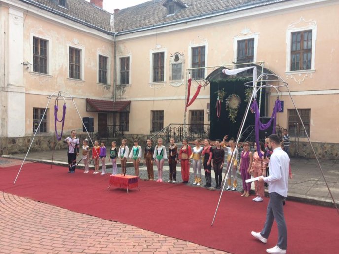 У центрі Мукачева влаштували циркове дійство – 02