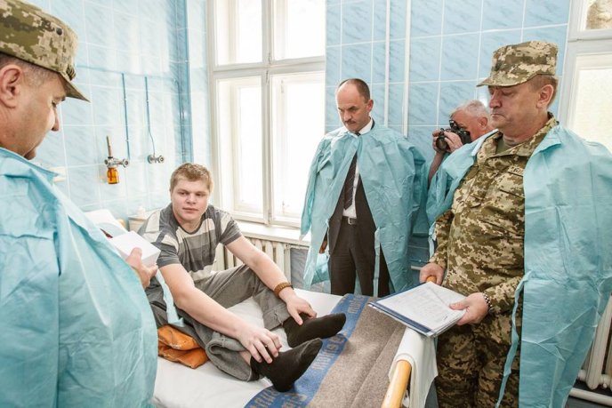 Міністр оборони нагородив військовослужбовців, які лікуються у Мукачеві – 05