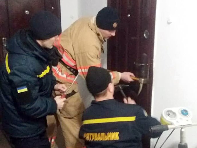 Вранці рятувальники визволяли дітей із замкненої квартири – 02