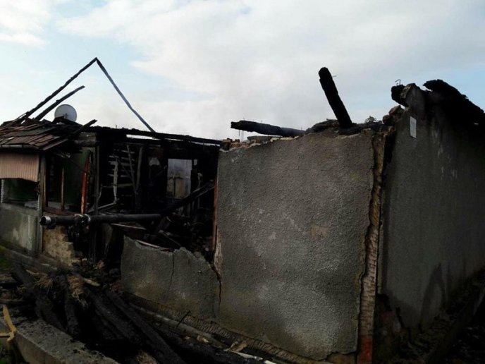 Жахлива нічна пожежа: чоловік із донькою ледь не згоріли живцем – 03